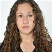 Soy una persona sociable y aplicada, apasionada por los idiomas y dispuesta a compartir esta pasión con quien lo necesite. Soy empática e intento enseñar con métodos que también les resulten entretenidos para facilitar la enseñanza. Me gusta pasar tiempo